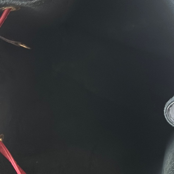 AUTHENTIC LOUIS VUITTON ÉPI NOE BI-COLOUR LEATHER SHOULDER BAG. - Picture 15 of 15